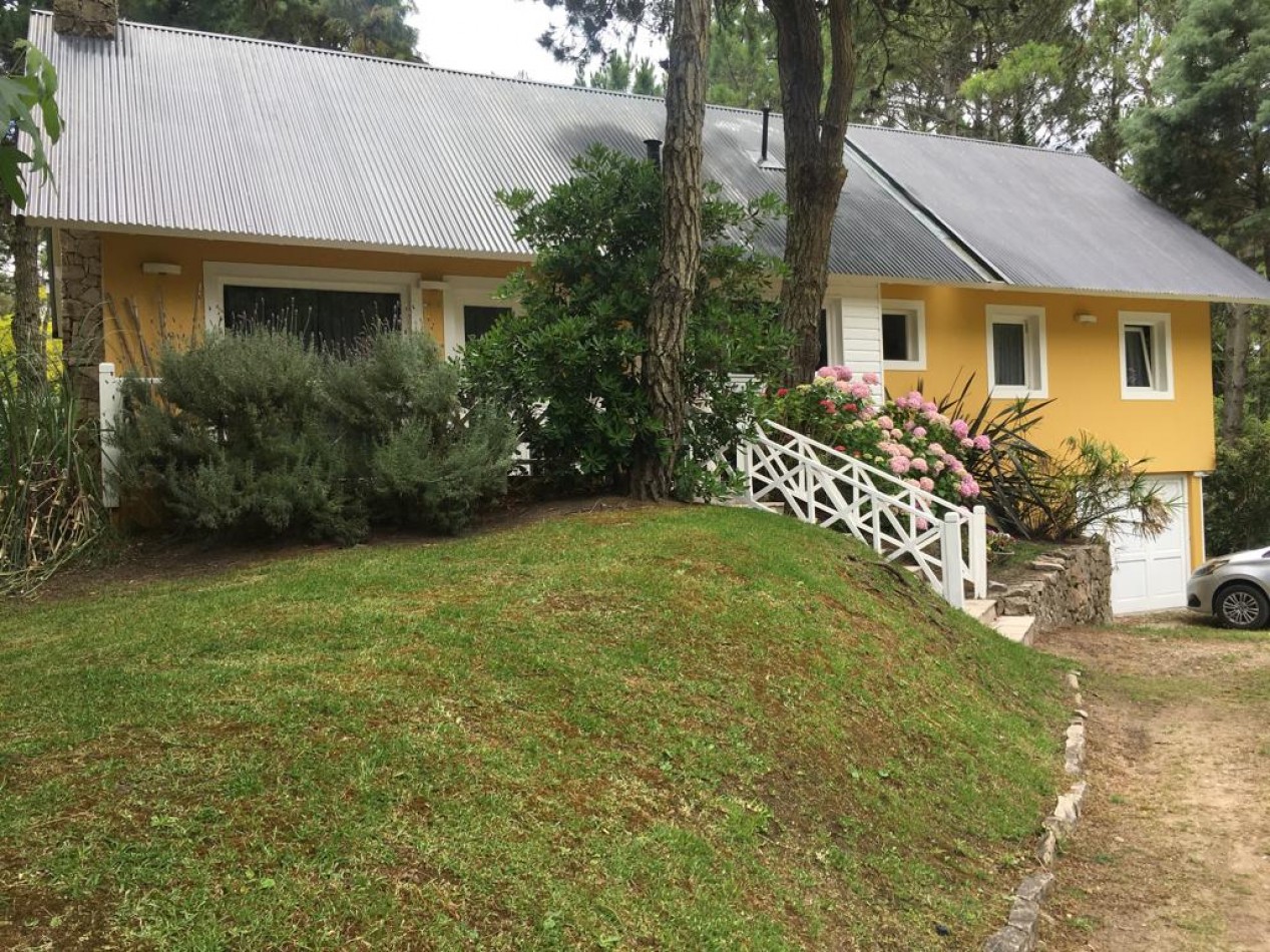 Lindisima casa con pileta en magnifico entorno de bosque