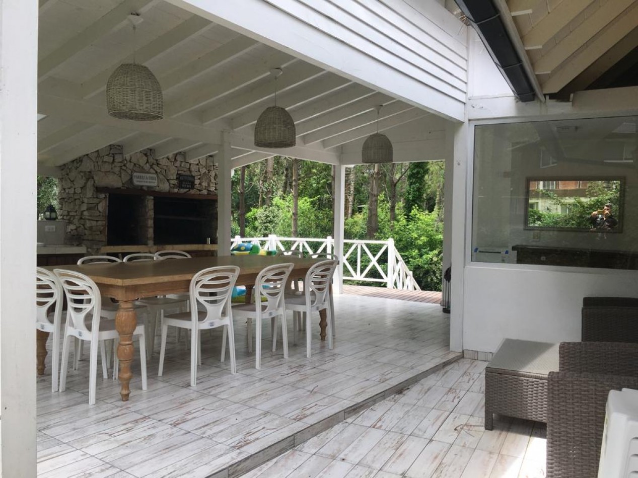 Lindisima casa con pileta en magnifico entorno de bosque