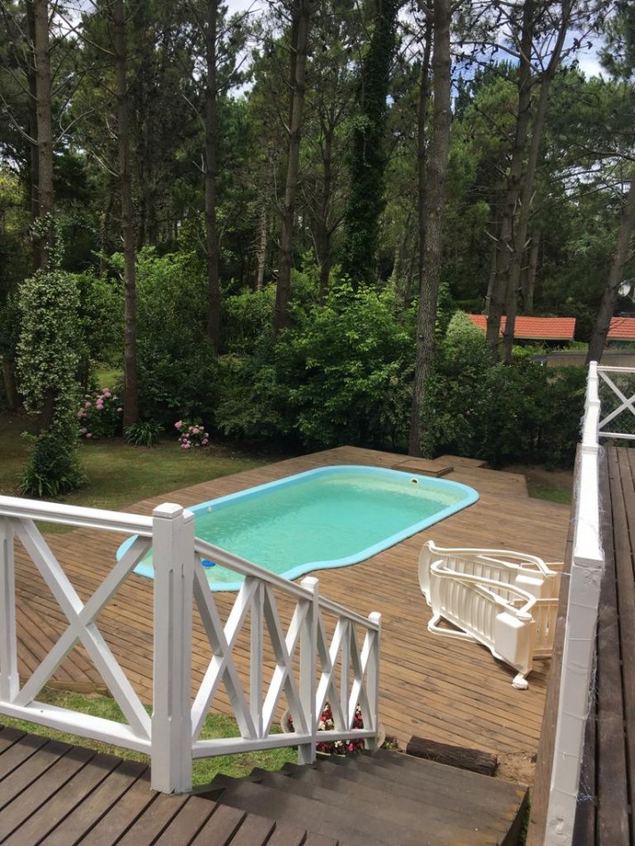 Lindisima casa con pileta en magnifico entorno de bosque