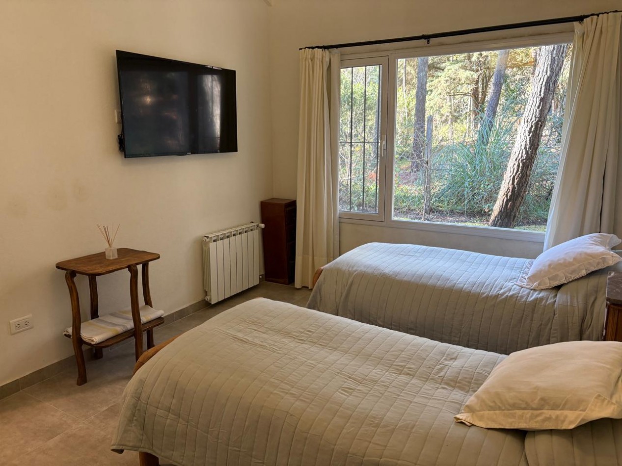 Linidisima casa en Carilo cerca del golf, con hermoso bosque.