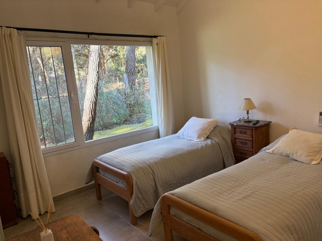 Linidisima casa en Carilo cerca del golf, con hermoso bosque.