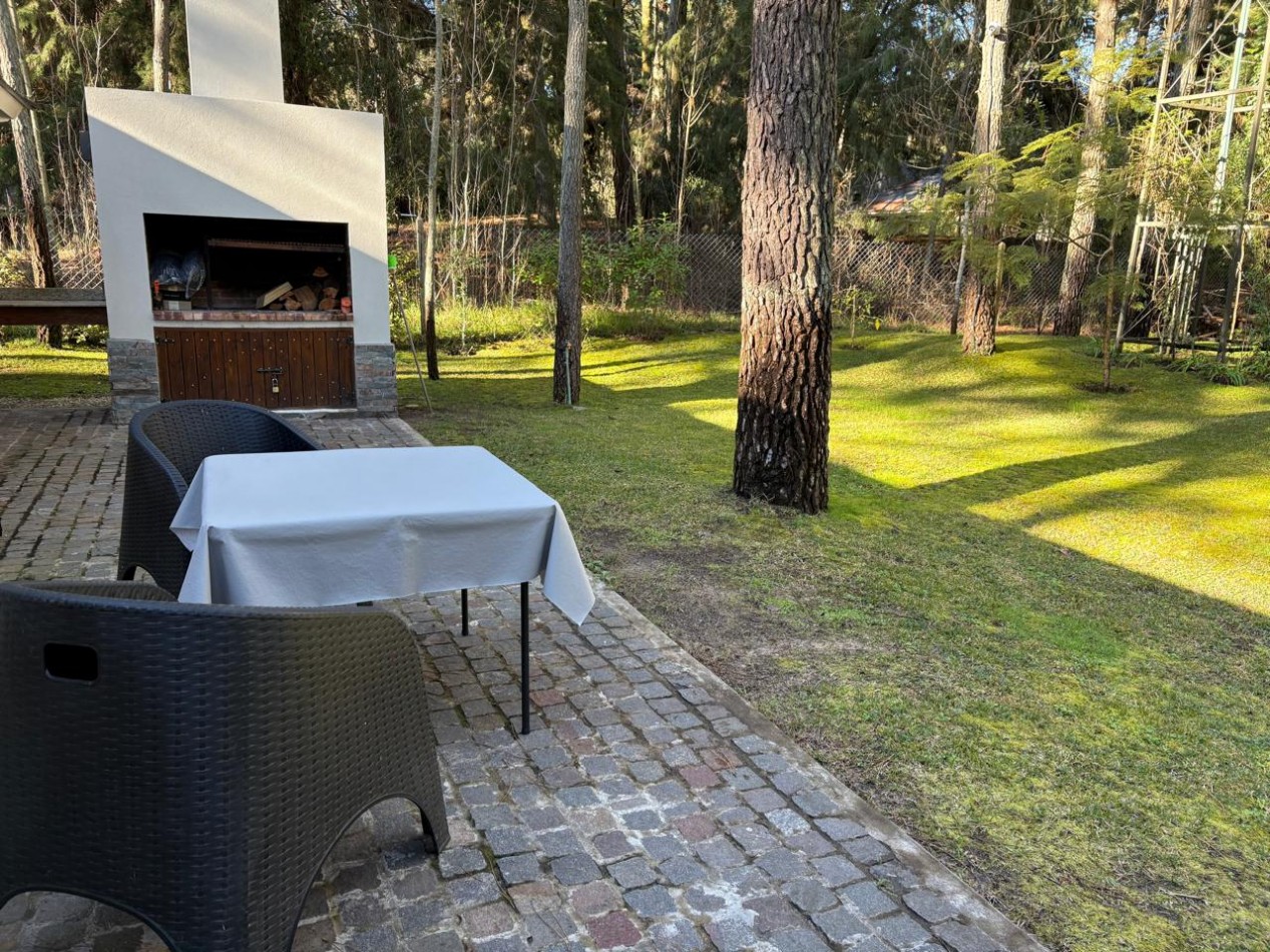 Linidisima casa en Carilo cerca del golf, con hermoso bosque.