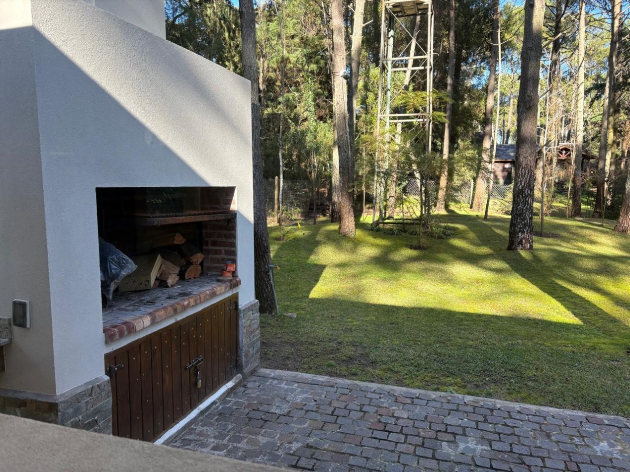 Linidisima casa en Carilo cerca del golf, con hermoso bosque.
