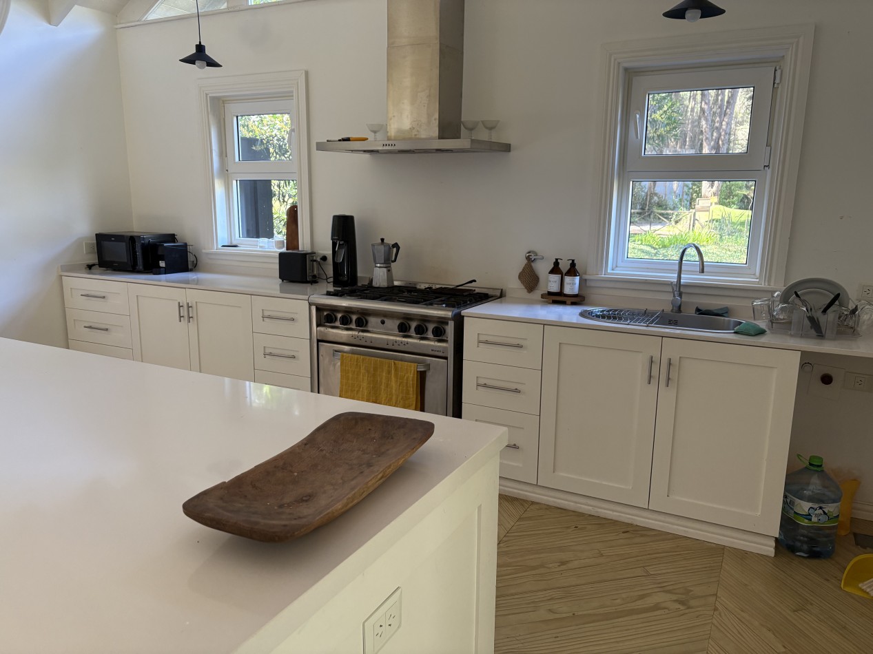 Excelente casa, nueva y moderna, espaciosa con parrillla y hermosas vistas.