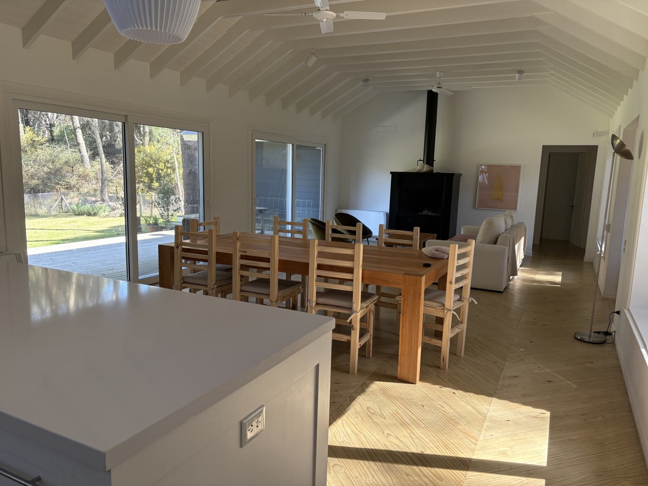 Excelente casa, nueva y moderna, espaciosa con parrillla y hermosas vistas.