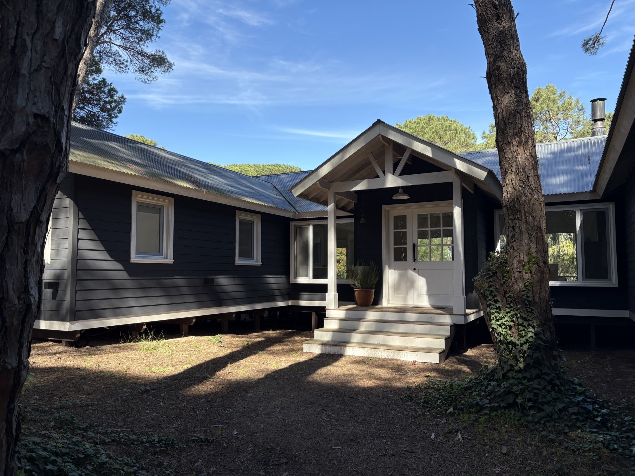 Excelente casa, nueva y moderna, espaciosa con parrillla y hermosas vistas.