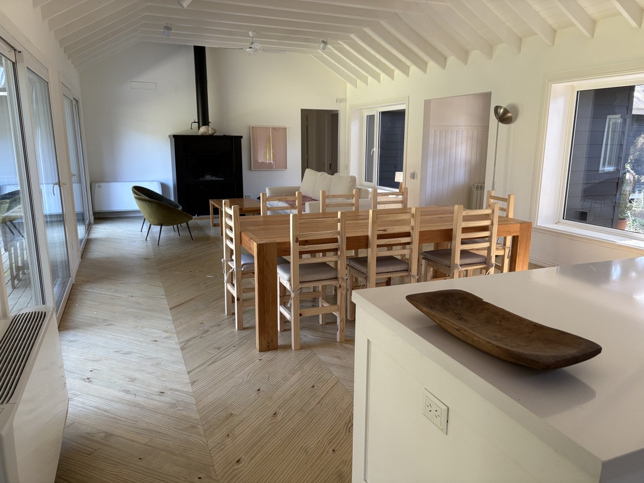 Excelente casa, nueva y moderna, espaciosa con parrillla y hermosas vistas.