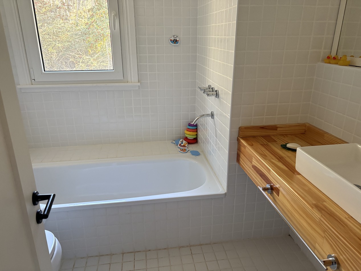 Excelente casa, nueva y moderna, espaciosa con parrillla y hermosas vistas.