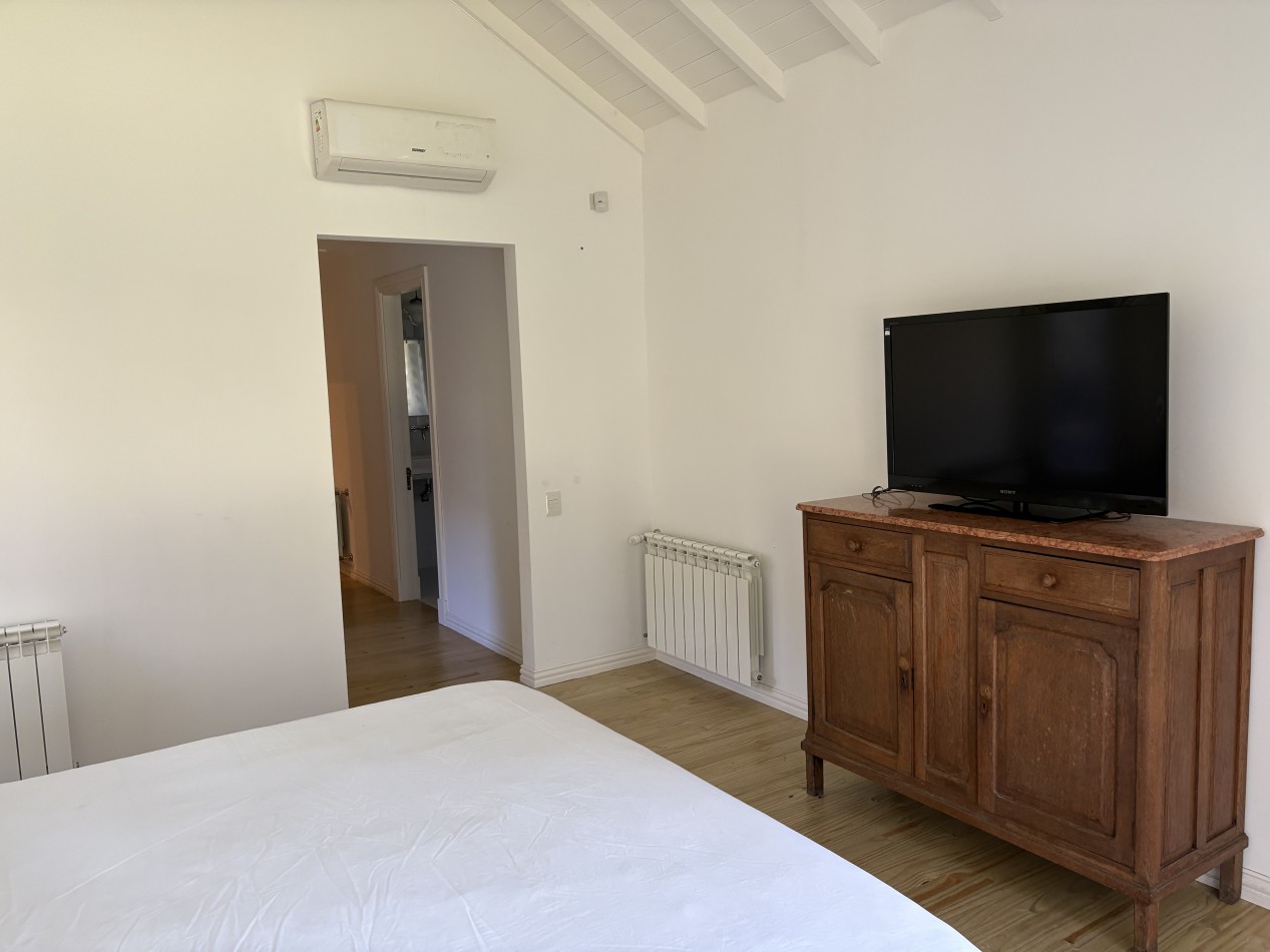 Excelente casa, nueva y moderna, espaciosa con parrillla y hermosas vistas.