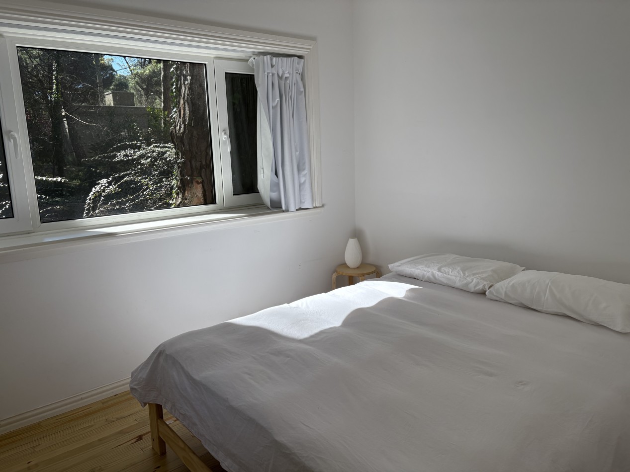 Excelente casa, nueva y moderna, espaciosa con parrillla y hermosas vistas.