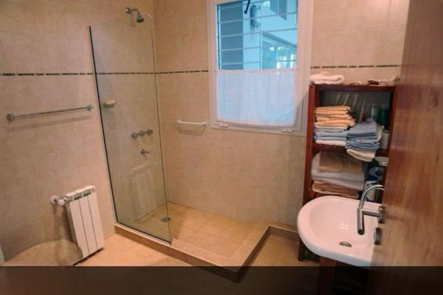 Hermosa casa en barrio tradicional de Carilo con pileta climatizada cubierta.