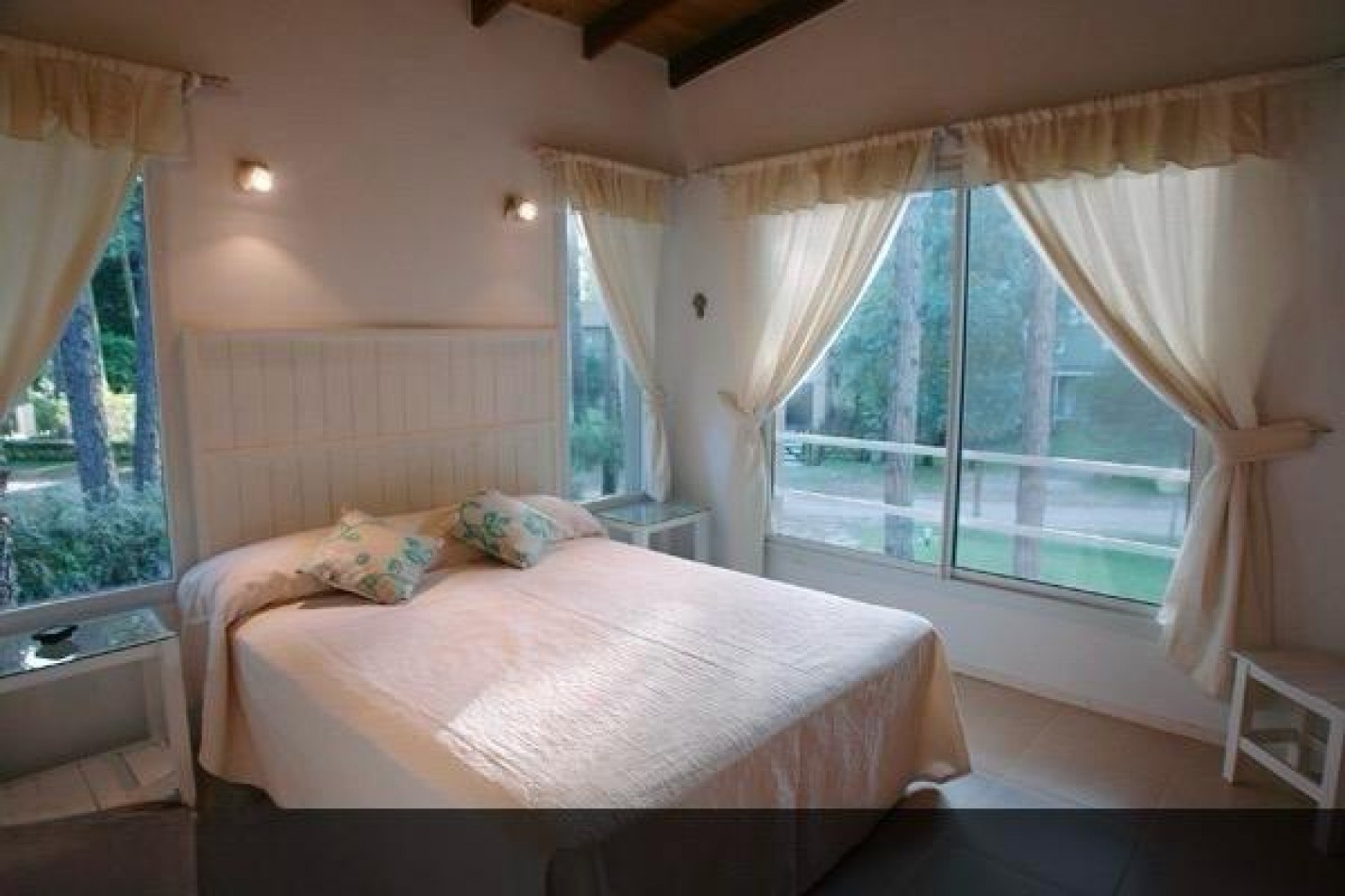 Hermosa casa en barrio tradicional de Carilo con pileta climatizada cubierta.