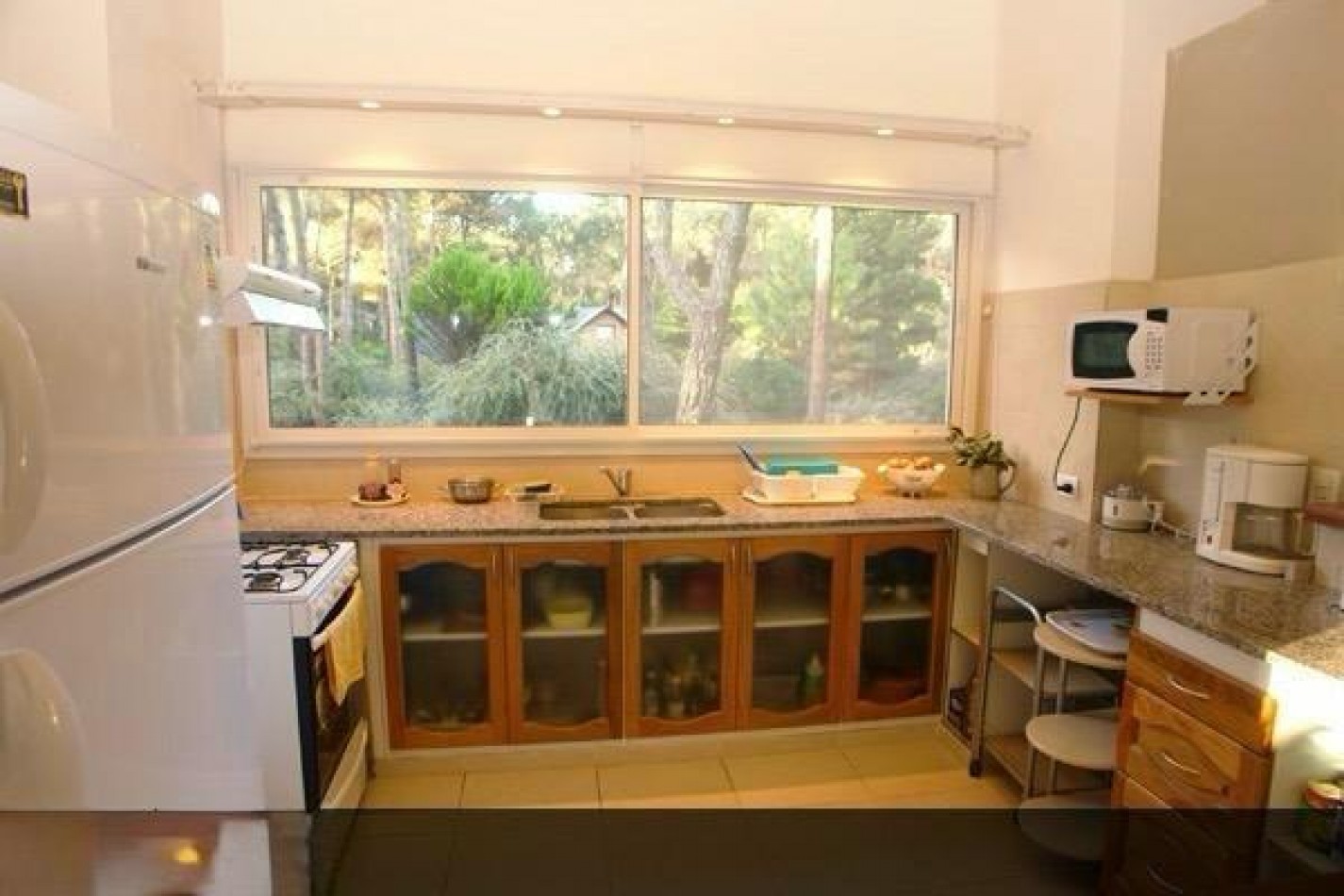 Hermosa casa en barrio tradicional de Carilo con pileta climatizada cubierta.