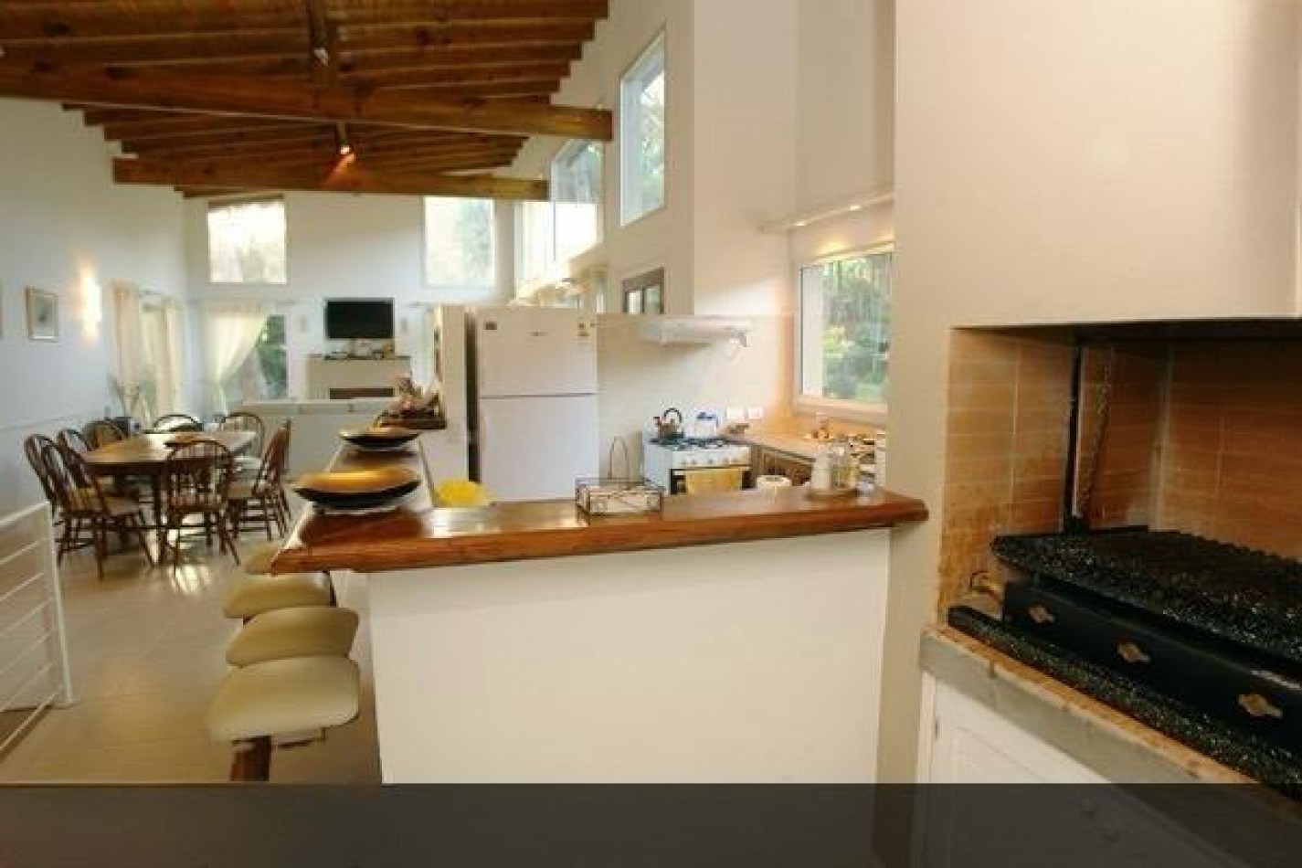 Hermosa casa en barrio tradicional de Carilo con pileta climatizada cubierta.