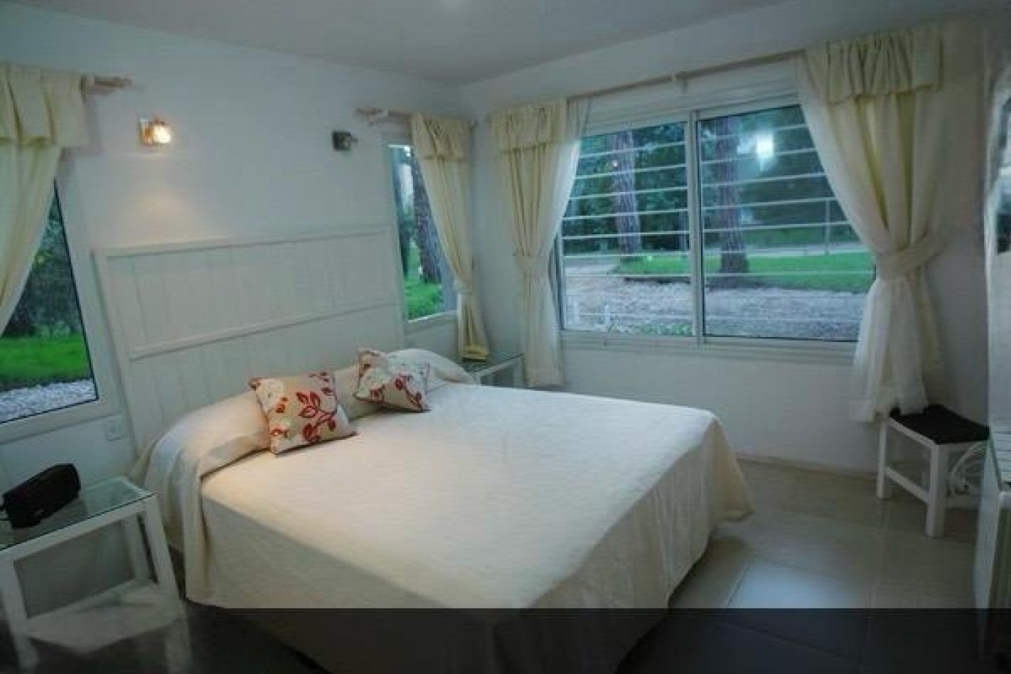 Hermosa casa en barrio tradicional de Carilo con pileta climatizada cubierta.