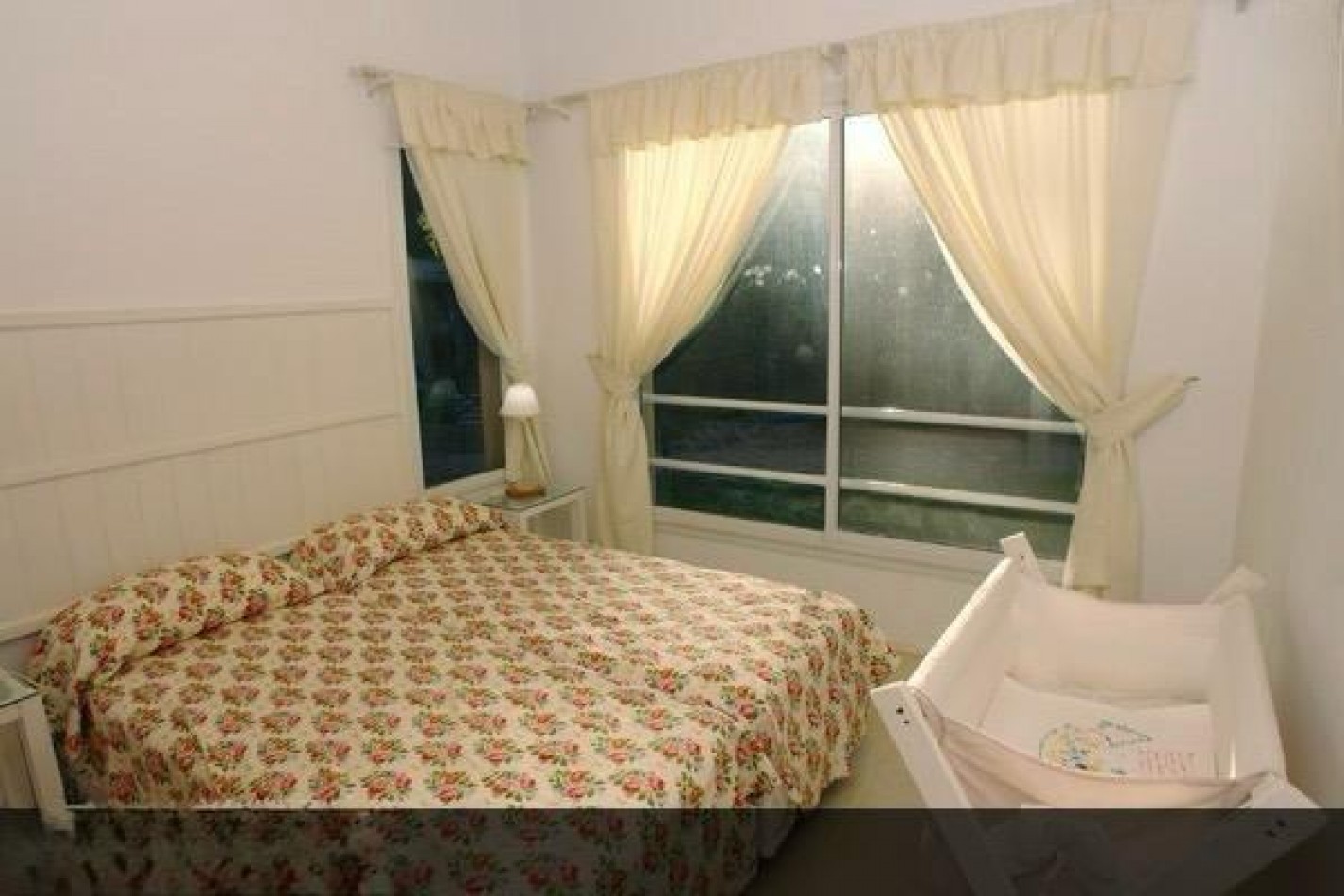 Hermosa casa en barrio tradicional de Carilo con pileta climatizada cubierta.