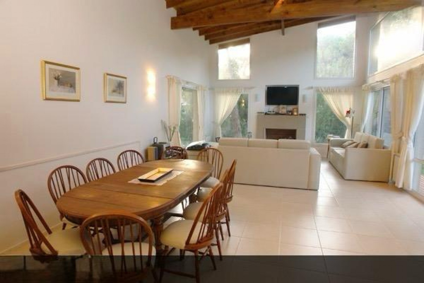 Hermosa casa en barrio tradicional de Carilo con pileta climatizada cubierta.