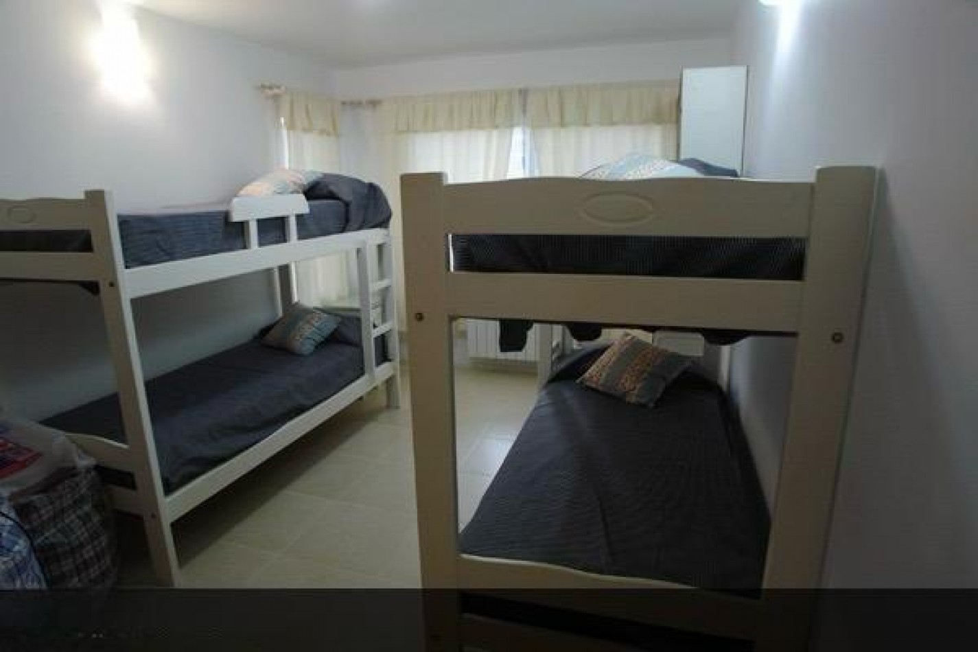 Hermosa casa en barrio tradicional de Carilo con pileta climatizada cubierta.