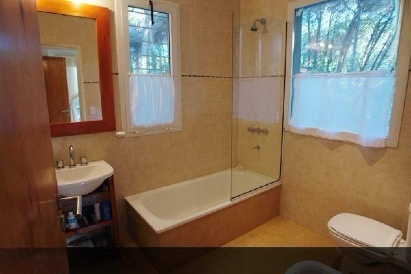 Hermosa casa en barrio tradicional de Carilo con pileta climatizada cubierta.