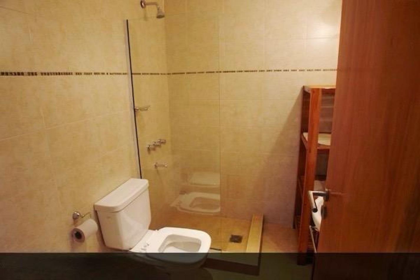 Hermosa casa en barrio tradicional de Carilo con pileta climatizada cubierta.