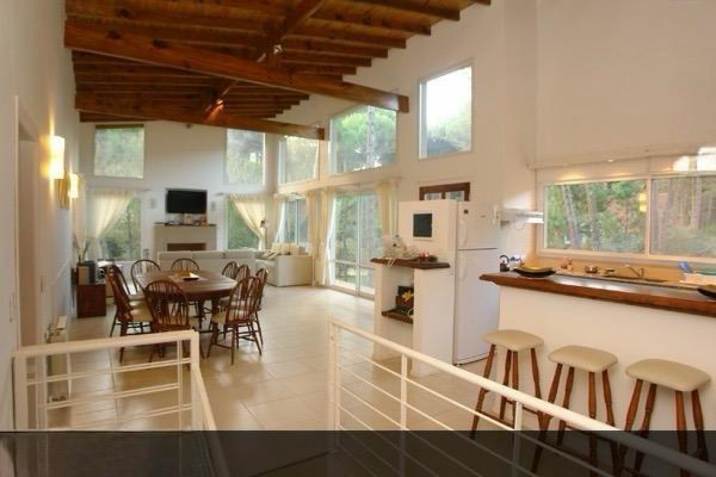 Hermosa casa en barrio tradicional de Carilo con pileta climatizada cubierta.