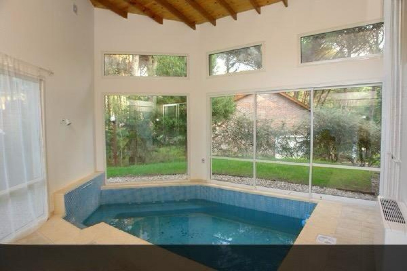 Hermosa casa en barrio tradicional de Carilo con pileta climatizada cubierta.