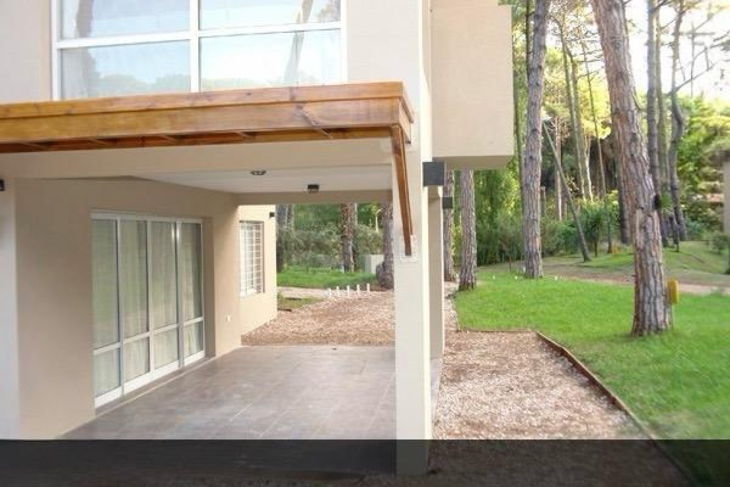 Hermosa casa en barrio tradicional de Carilo con pileta climatizada cubierta.