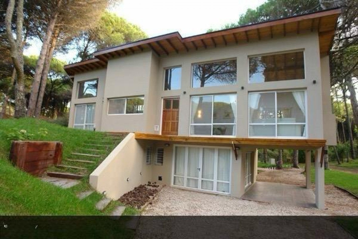 Hermosa casa en barrio tradicional de Carilo con pileta climatizada cubierta.