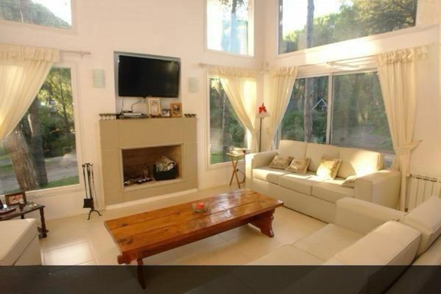 Hermosa casa en barrio tradicional de Carilo con pileta climatizada cubierta.