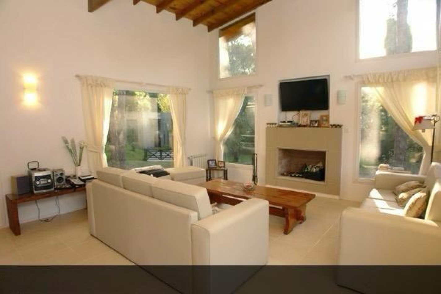 Hermosa casa en barrio tradicional de Carilo con pileta climatizada cubierta.