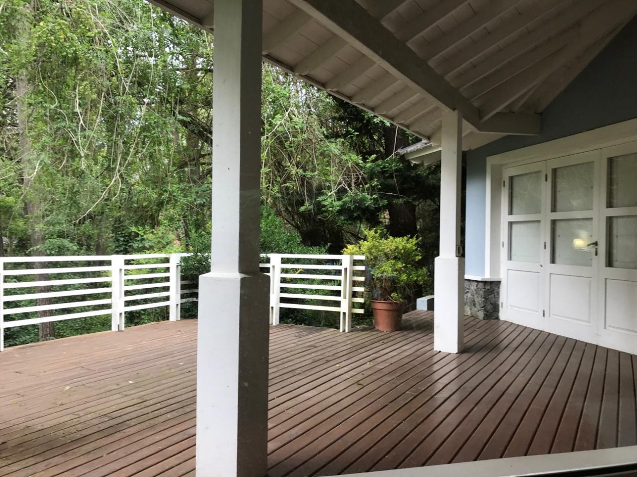 Hermosa casa en Carilo a 4 cuadras del mar y 4 del centro en lugar muy tranquilo. 