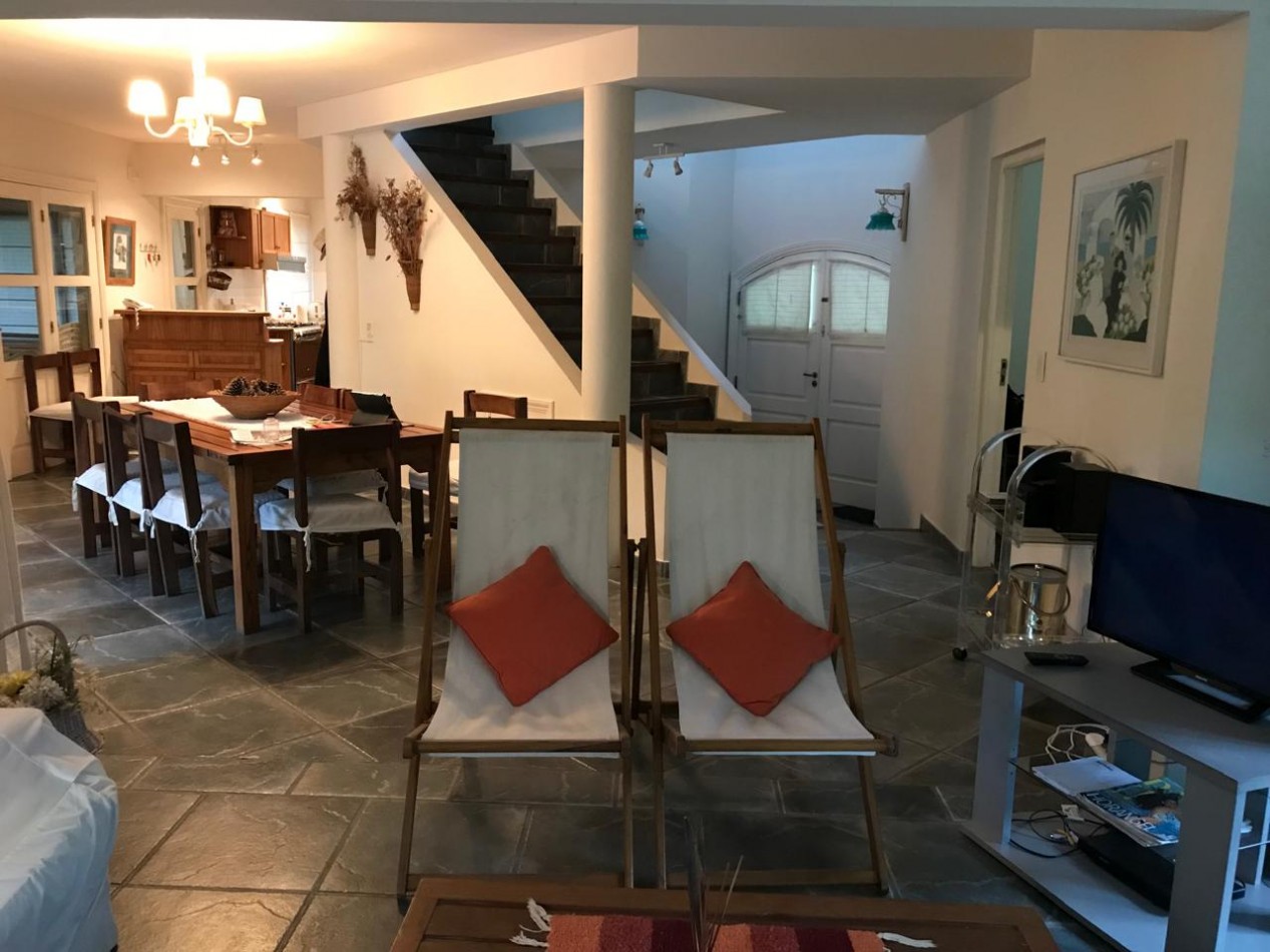 Hermosa casa en Carilo a 4 cuadras del mar y 4 del centro en lugar muy tranquilo. 