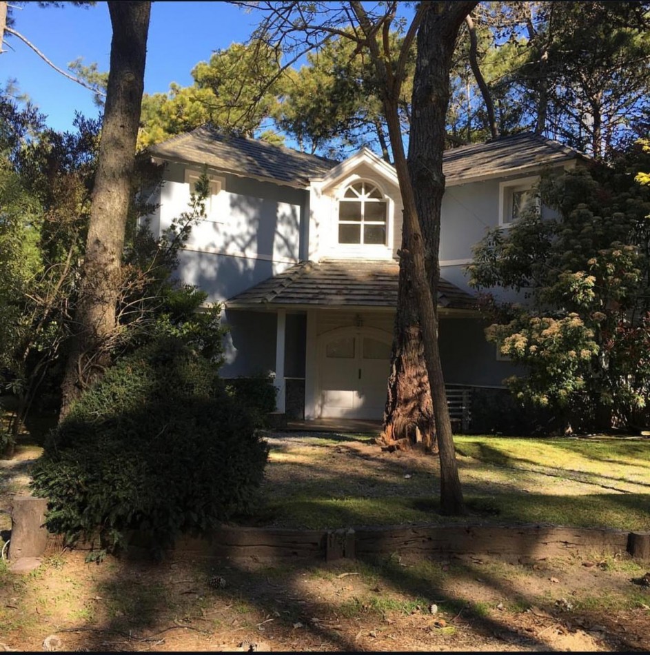 Hermosa casa en Carilo a 4 cuadras del mar y 4 del centro en lugar muy tranquilo. 