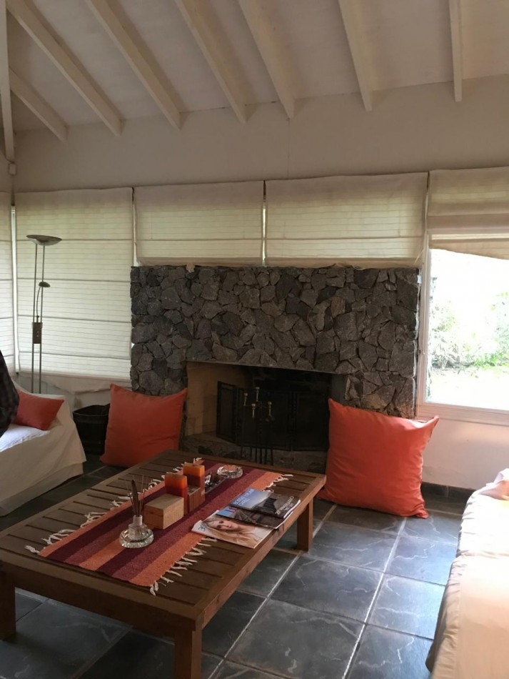 Hermosa casa en Carilo a 4 cuadras del mar y 4 del centro en lugar muy tranquilo. 