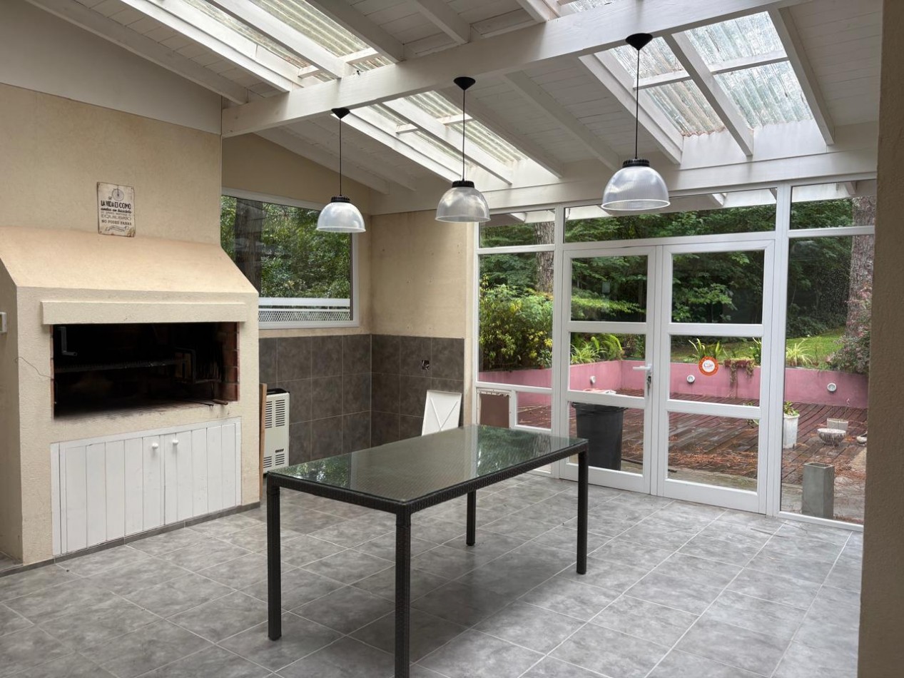 Maravillosa casa rodeada de bosque cerca del golf. 