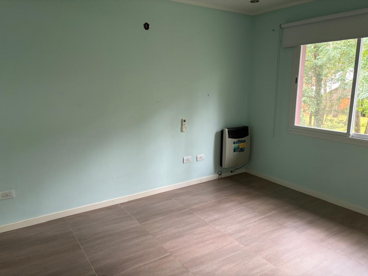 Maravillosa casa rodeada de bosque cerca del golf. 