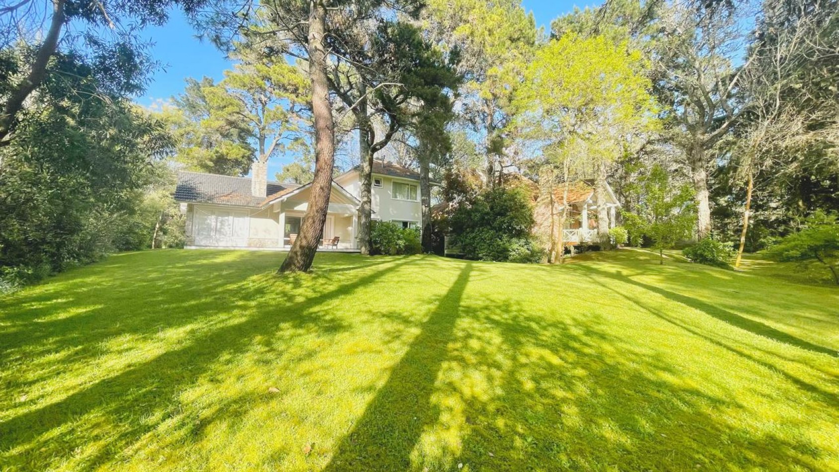 Excelente casa en maravilloso entorno de bosque