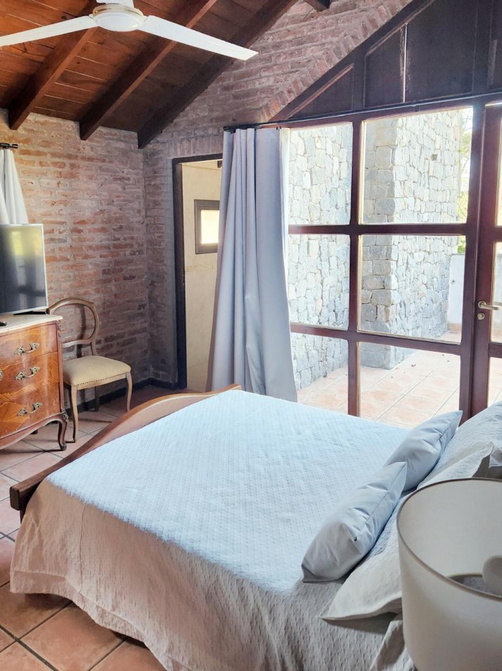 Gran casa en Carilo a 150 mts de mar en excelente ubicacion.