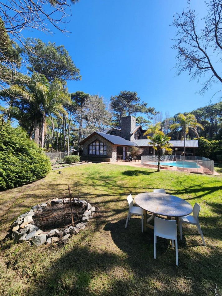 Gran casa en Carilo a 150 mts de mar en excelente ubicacion.