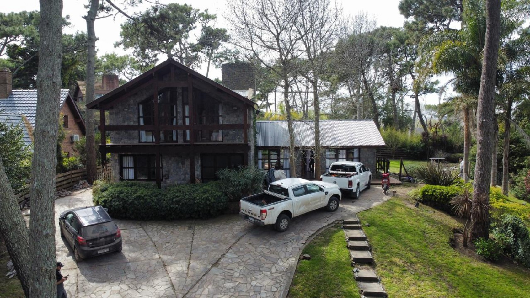 Gran casa en Carilo a 150 mts de mar en excelente ubicacion.