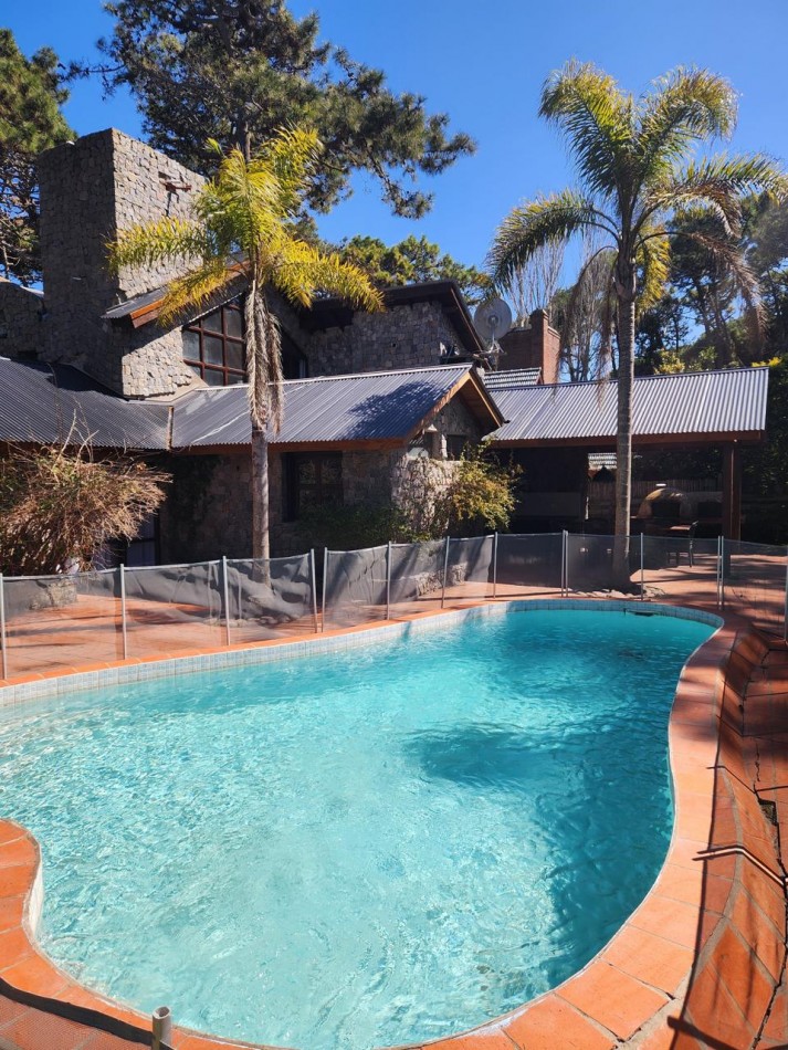 Gran casa en Carilo a 150 mts de mar en excelente ubicacion.