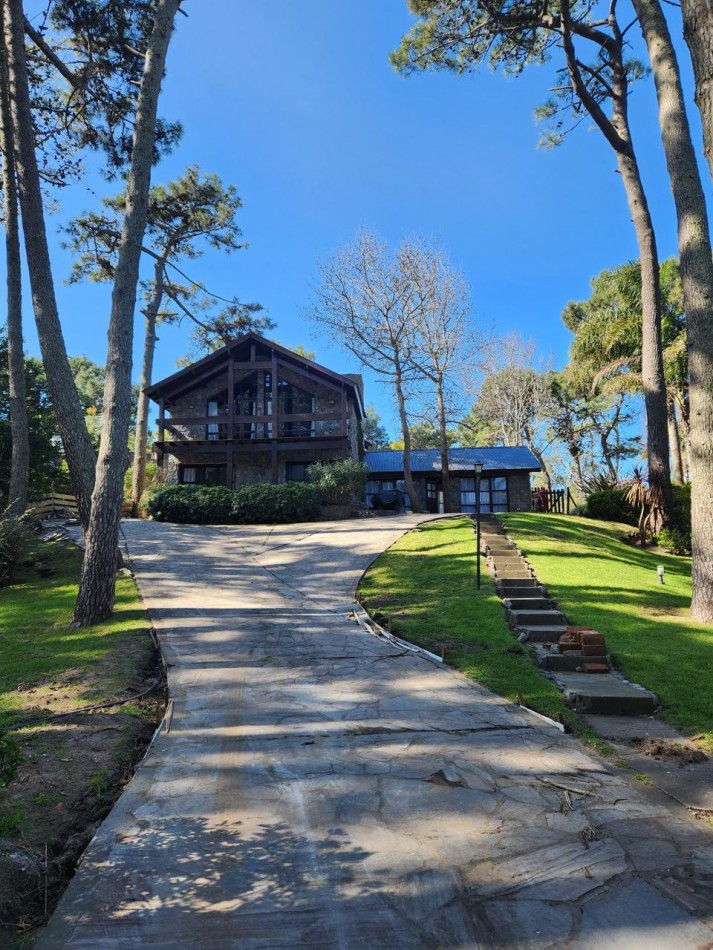 Gran casa en Carilo a 150 mts de mar en excelente ubicacion.