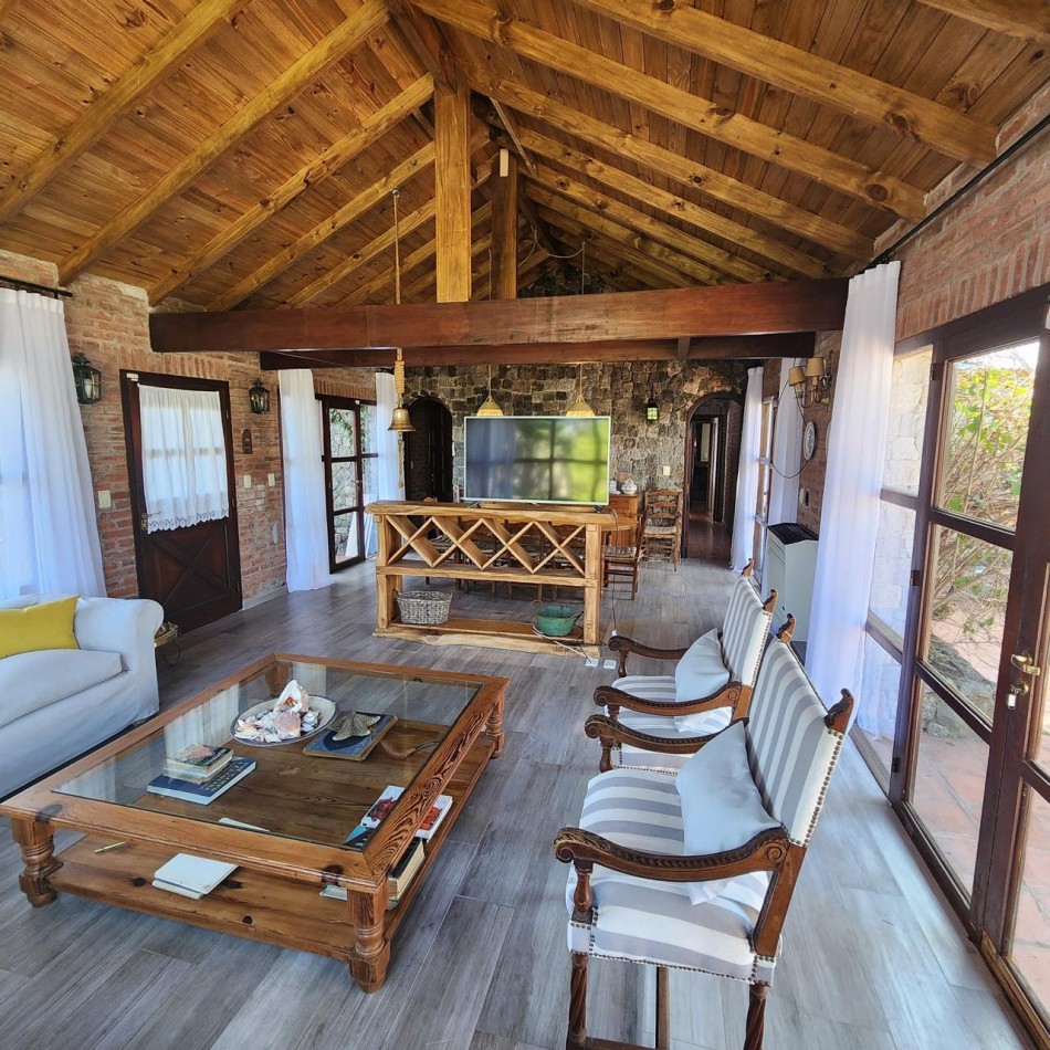 Gran casa en Carilo a 150 mts de mar en excelente ubicacion.