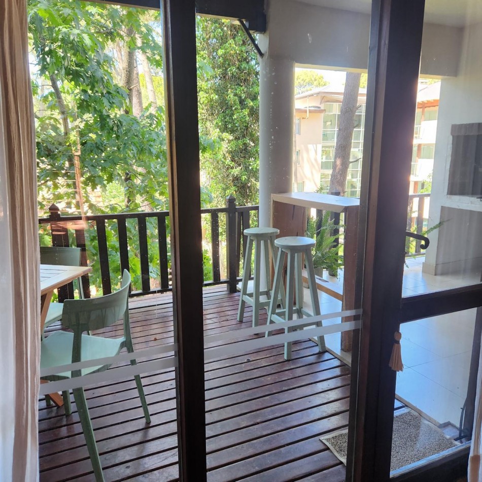 Hermosa cabaña en Carilo en complejo con amenities.