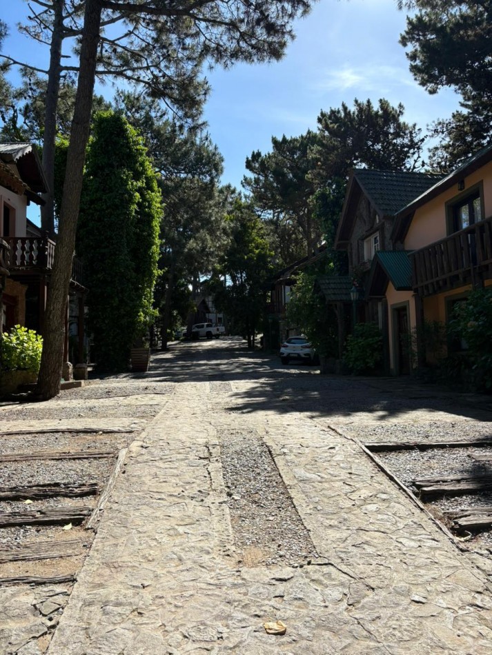 Hermosa cabaña en Carilo en complejo con amenities.
