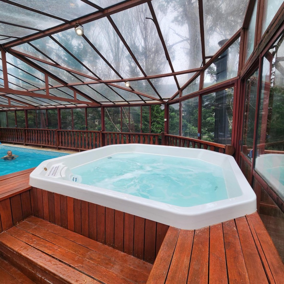 Hermosa cabaña en Carilo en complejo con amenities.