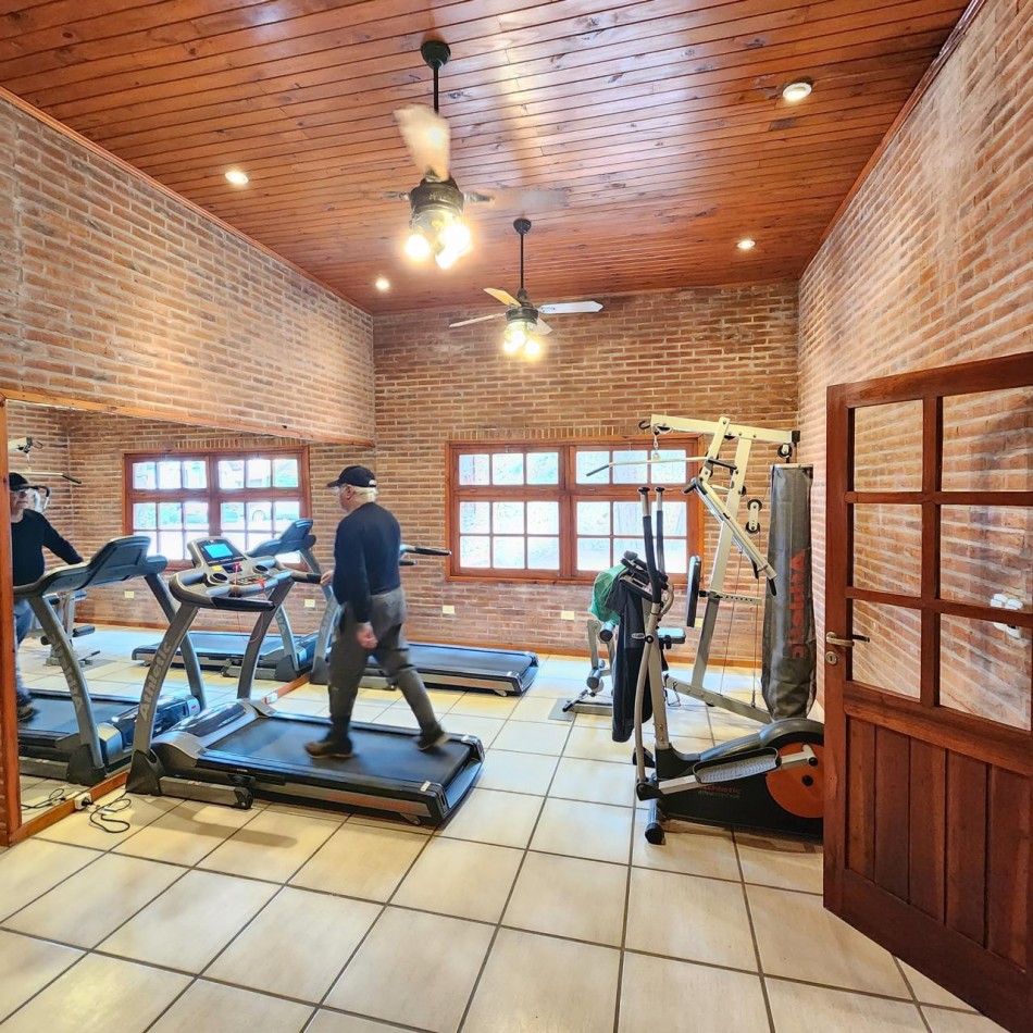 Hermosa cabaña en Carilo en complejo con amenities.