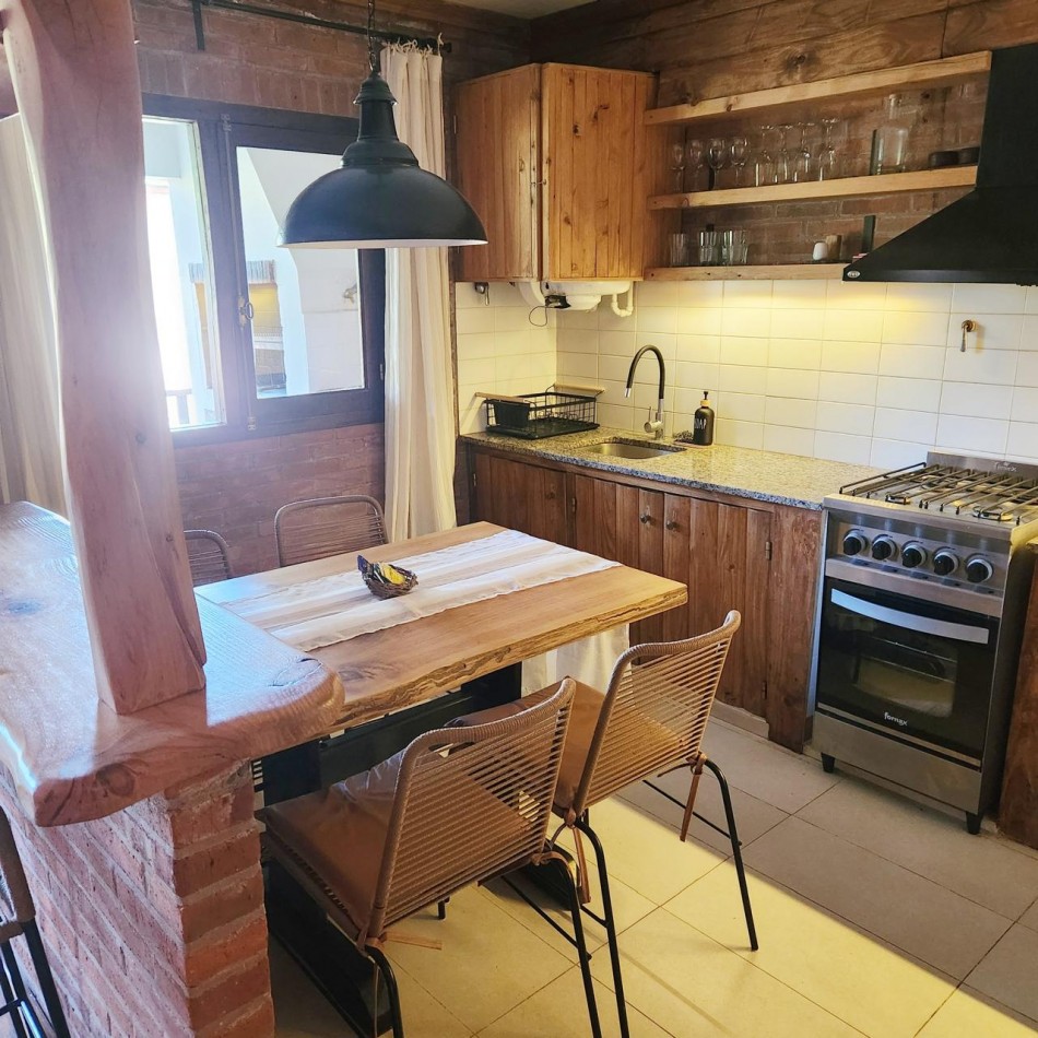 Hermosa cabaña en Carilo en complejo con amenities.
