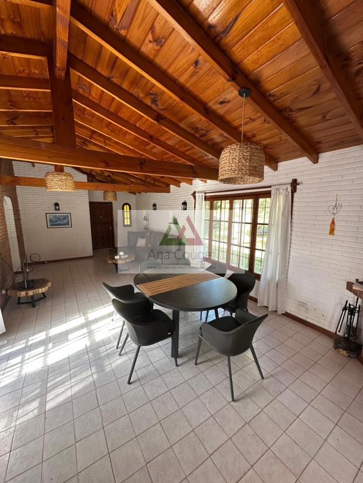 Muy linda casa en Carilo, excelente ubicacion.- 