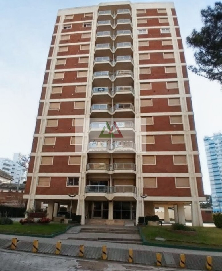 Departamento de 3 ambientes con cochera a 4 cuadras del mar en Pinamar Centro